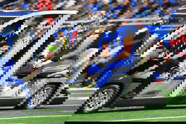 Sport Bilder des Tages DETROIT, MI – SEPTEMBER 24: Detroit Lions OT (67) Matt Nelson gets carted off during the game bet