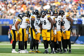 INGLEWOOD, CA – OCTOBER 22: The Pittsburgh Steelers offensive unit in a group huddle in the first quarter during an NFL,