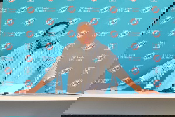 Sport Bilder des Tages Head Coach/Trainer Mike McDaniel (Miami Dolphins) &#8211; Frankfurt 03.11.2023: Miami Dolphins Presseko