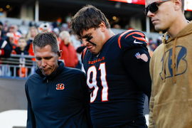 CINCINNATI, OH &#8211; NOVEMBER 12: Cincinnati Bengals defensive end Trey Hendrickson (91) limps off the field after the game