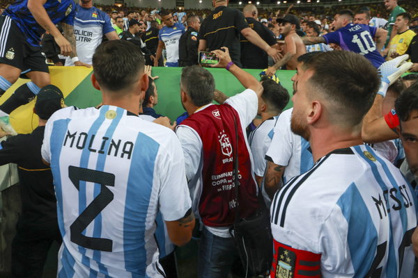 Fight between Argentine fans and police before the match between Brazil and Argventina Rio de Janeiro (RJ), 11/21/2023 –