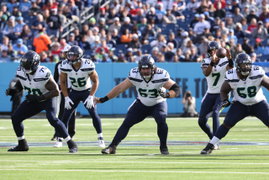 NASHVILLE, TN – DECEMBER 24: Seattle Seahawks offensive tackle Jason Peters (70), running back Zach Charbonnet (26), cen