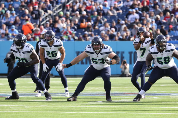 NASHVILLE, TN – DECEMBER 24: Seattle Seahawks offensive tackle Jason Peters (70), running back Zach Charbonnet (26), cen