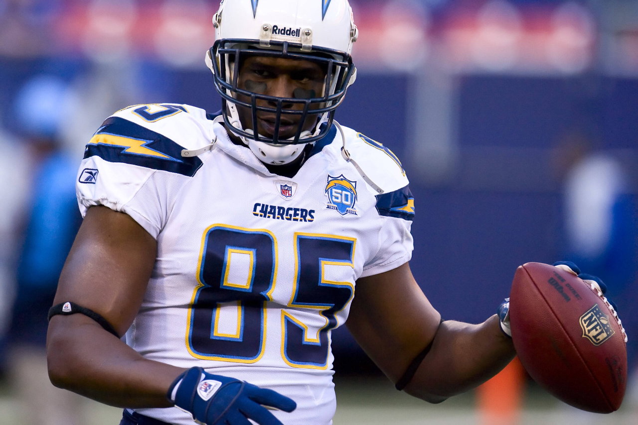 NFL, American Football Herren, USA Chargers vs Giants NOV 08 November 8, 2009: San Diego Chargers tight end Antonio Gates 85 with the ball during warm ups prior to the game between the San Diego Chargers and the New York Giants at Giants Stadium in East Rutherford, New Jersey.Credit Image: Chris Szagola/Cal East Rutherford New Jersey United States EDITORIAL USE ONLY Copyright: xx ZUMA-20091108_zaf_cs7_008.jpg ChrisxSzagolax csmphoto286995