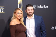 Emily Wilkinson (L) and Baker Mayfield, arrive on the red carpet at the NFL, American Football Herren, USA Honors event
