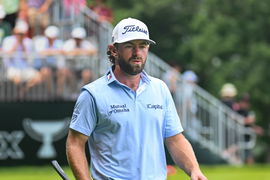 PGA, Golf Herren 2024: Travelers Championship JUN 22 Saturday June 22, 2024: Cameron Young walks off the 11th tee during