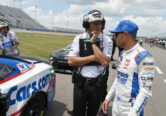 Cliff Daniels,crew chief talks to Kyle Larson