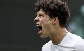 Sport Bilder des Tages (240708) &#8212; LONDON, July 8, 2024 &#8212; Ben Shelton celebrates scoring during the men s singles 4th r