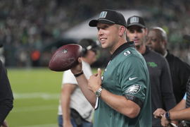 PHILADELPHIA, PA – SEPTEMBER 16: Philadelphia Eagles retired quarterback Nick Foles (9) has a catch with fans during the