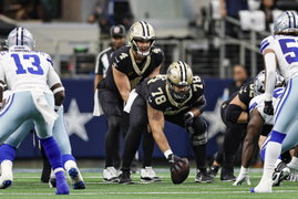 ARLINGTON, TX – SEPTEMBER 15: New Orleans Saints quarterback Derek Carr (4) waits for the snap from center Erik McCoy (7