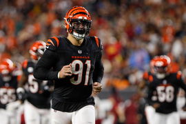 CINCINNATI, OH &#8211; SEPTEMBER 23: Cincinnati Bengals defensive end Trey Hendrickson (91) jogs off the field during halftime