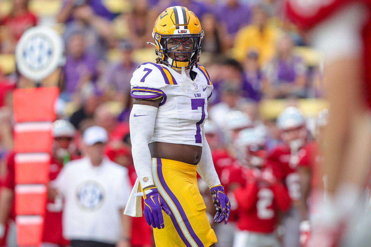 NCAA, College League, USA Football 2024: Nicholls State vs LSU SEP 07 September 07, 2024: LSU linebacker Harold Perkins Jr. 7 looks to the sideline for a call during NCAA football game action between the Nicholls State Colonels and the LSU Tigers at Tiger Stadium in Baton Rouge, LA. Jonathan Mailhes/CSM Credit Image: Jonathan Mailhes/Cal Media Baton Rouge La USA EDITORIAL USE ONLY Copyright: xx ZUMA-20240907_zma_c04_1223.jpg JonathanxMailhesx csmphotothree292431