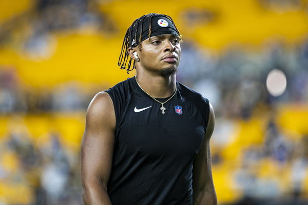 PITTSBURGH, PA &#8211; OCTOBER 06: Pittsburgh Steelers quarterback Justin Fields (2) looks on before the regular season NFL, A