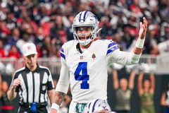 November 3, 2024, Atlanta, Georgia, USA: Dallas Cowboys quarterback Dak Prescott (4) calls a play during the first half