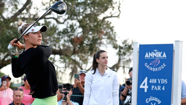 BELLEAIR, FL – NOVEMBER 13: LPGA, Golf Damen golfer Nelly Korda plays her tee shot while Indiana Fever guard Caitlin Cla