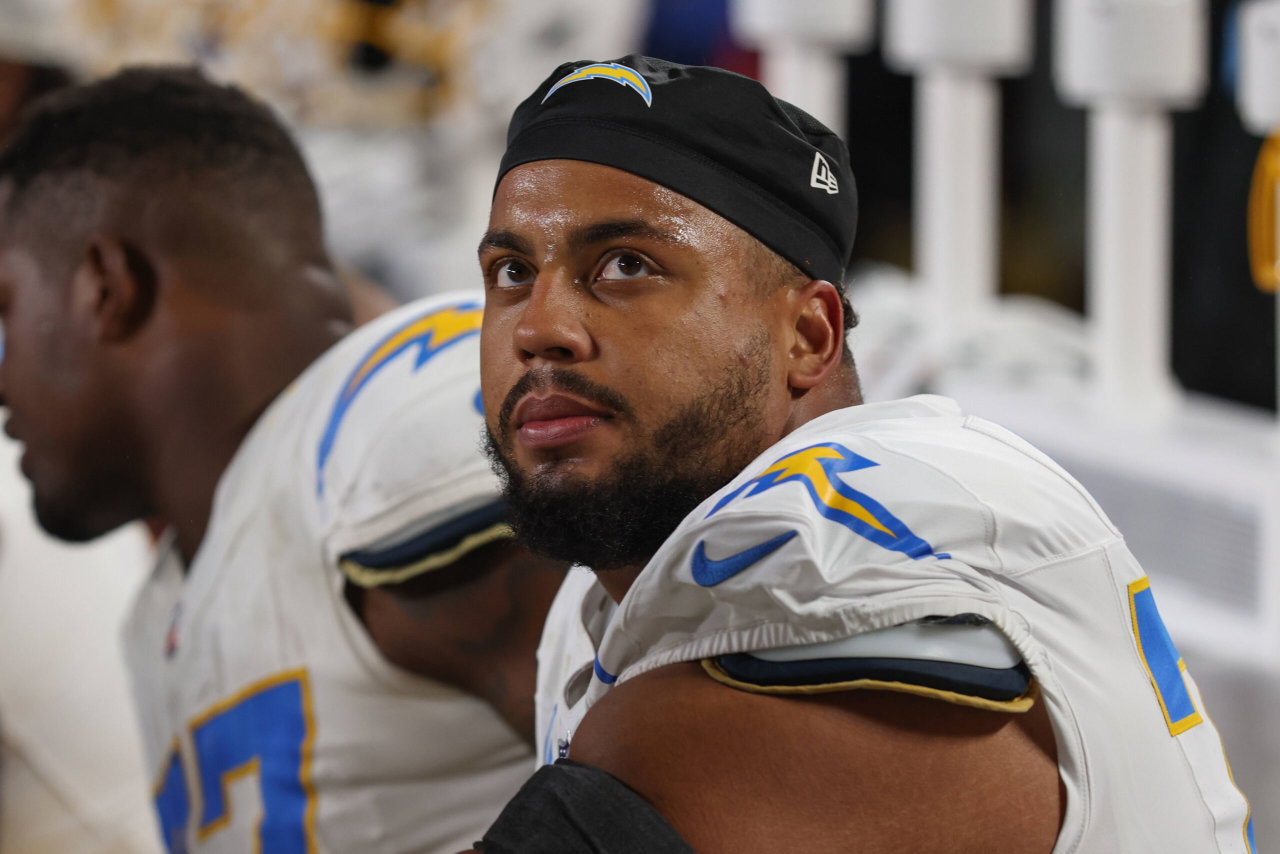 KANSAS CITY, MO - DECEMBER 08: Los Angeles Chargers offensive tackle Rashawn Slater 70 during an NFL, American Football Herren, USA game between the Los Angeles Chargers and Kansas City Chiefs on December 8, 2024 at GEHA Field at Arrowhead Stadium in Kansas City, MO. Photo by Scott Winters/Icon Sportswire NFL: DEC 08 Chargers at Chiefs EDITORIAL USE ONLY Icon2412081076