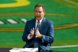 NCAA, College League, USA Football 2025: Rose Bowl CFP Quarterfinal Ohio State vs Oregon JAN 01 January 01, 2025 Former coach and ESPN commentator Nick Saban on set during the CFP quarterfinal between the Oregon Ducks and the Ohio State Buckeyes and at the Rose Bowl in Pasadena, California. Mandatory Photo Credit : Charles Baus/CSM/Sipa USA Credit Image: Charles Baus/Cal Media/Sipa USA Pasadena Ca United States of America NOxUSExINxGERMANY PUBLICATIONxINxALGxARGxAUTxBRNxBRAxCANxCHIxCHNxCOLxECUxEGYxGRExINDxIRIxIRQxISRxJORxKUWxLIBxLBAxMLTxMEXxMARxOMAxPERxQATxKSAxSUIxSYRxTUNxTURxUAExUKxVENxYEMxONLY Copyright: xCalxSportxMediax Editorial use only