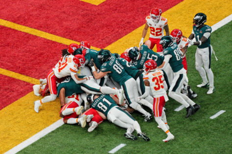 NEW ORLEANS, LA - FEBRUARY 09: Philadelphia Eagles quarterback Jalen Hurts 1 scores touchdown on a tush push during Super Bowl LIX between the Philadelphia Eagles and the Kansas City Chiefs on February 9, 2025 at the Superdome in New Orleans, LA. Photo by Andy Lewis/Icon Sportswire NFL, American Football Herren, USA FEB 09 Super Bowl LIX - Eagles vs Chiefs EDITORIAL USE ONLY Icon25020912