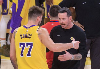 March 6, 2025, Los Angeles, California, USA: Head coach, JJ Redick of the Los Angeles Lakers talks to Luka Doncic 77 during a time out in their regular season NBA, Basketball Herren, USA game against the New York Knicks on Thursday March 6, 2025 at Crypto.com Arena in Los Angeles, California. Lakers defeat Knicks, 113-109 in overtime. JAVIER CARDONA/PI Los Angeles USA - ZUMAp124 20250306_zaa_p124_002 Copyright: xJavierxCardonax