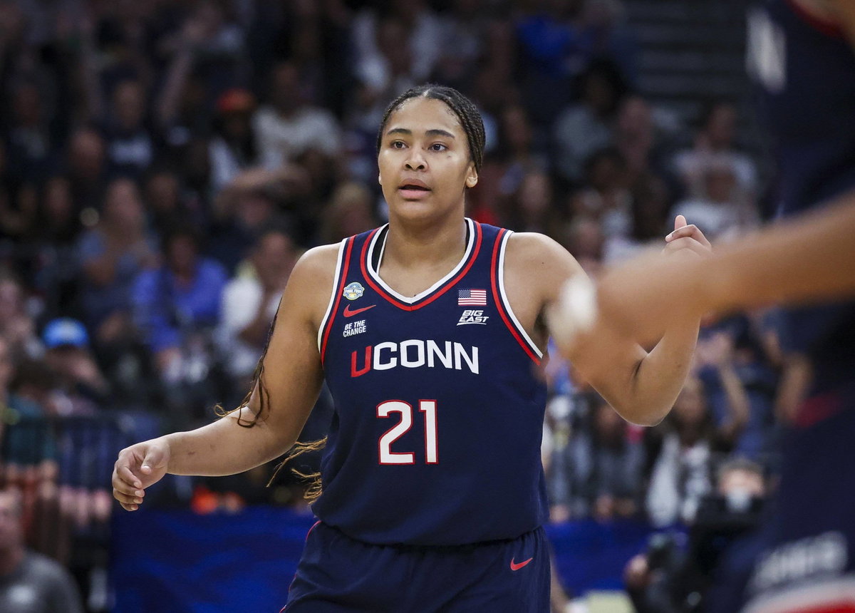 “There Is More That She Has”: Geno Auriemma Teases Major Next-Level Shift for Sarah Strong