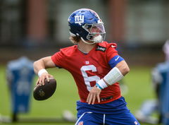 NFL, American Football Herren, USA New York Giants Rookie Minicamp May 10, 2025 East Rutherford, NJ, USA New York Giants quarterback Jaxson Dart 6 throws a pass during rookie minicamp at Quest Diagnostics Training Center. East Rutherford Quest Diagnostics Training Center NJ USA, EDITORIAL USE ONLY PUBLICATIONxINxGERxSUIxAUTxONLY Copyright: xJohnxJonesx 20250510_bd_ja1_049