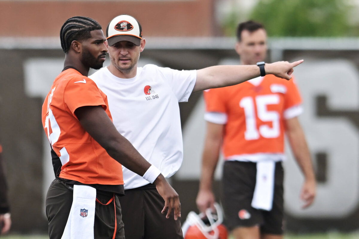 NFL, American Football Herren, USA Cleveland Browns Minicamp Jun 10, 2025 Berea, OH, USA Cleveland Browns quarterback Shedeur Sanders 12 talks to Cleveland Browns offensive coordinator Tommy Rees during minicamp at CrossCountry Mortgage Campus. Berea CrossCountry Mortgage Campus OH USA, EDITORIAL USE ONLY PUBLICATIONxINxGERxSUIxAUTxONLY Copyright: xKenxBlazex 20250610_kab_bk4_039