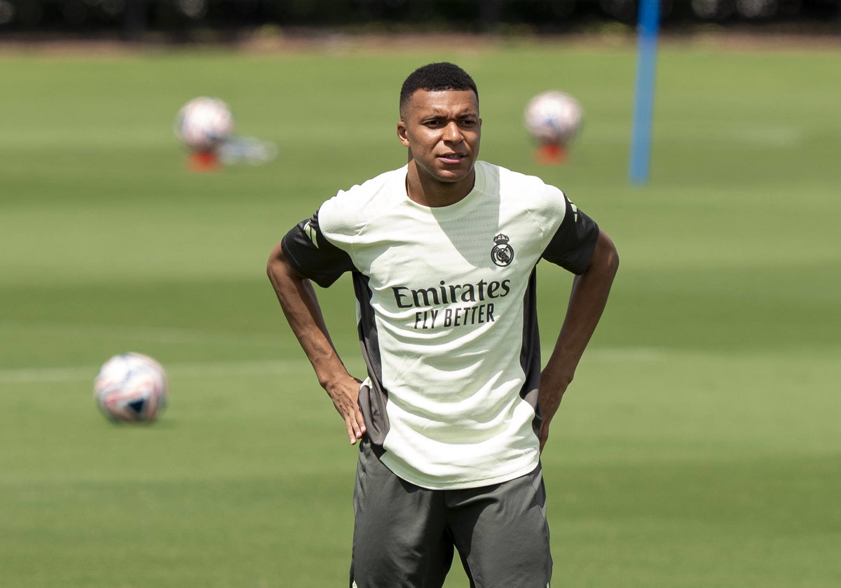 Is Kylian Mbappe Dating? All About the French Star’s Rumored Girlfriend Ester Exposito