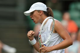 IGA SWIATEK W TRAKCIE MECZU DRUGIEJ RUNDY NA WIMBLEDON 2025