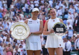 Iga Swiatek of Poland with the Venus Rosewater Dish (left) and Amanda Anisimova of United States of America with the run