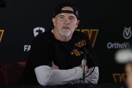NFL, American Football Herren, USA Washington Commanders Training Camp Jul 23, 2025 Ashburn, VA, USA Washington Commanders head coach Dan Quinn speaks with the media prior to practice on day one of training camp at OrthoVirginia Training Center at Commanders Park. Ashburn OrthoVirginia Training Center at Commanders Park VA USA, EDITORIAL USE ONLY PUBLICATIONxINxGERxSUIxAUTxONLY Copyright: xGeoffxBurkex 20250723_ads_sb4_001