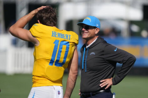NFL, American Football Herren, USA Los Angeles Chargers Training Camp Aug 7, 2025 El Segundo, CA, USALos Angeles Chargers coach Jim Harbaugh left talks with quarterback Justin Herbert 10 during training camp at The Bolt. El Segundo The Bolt CA United States, EDITORIAL USE ONLY PUBLICATIONxINxGERxSUIxAUTxONLY Copyright: xKirbyxLeex 20250807_neb_al2_0081