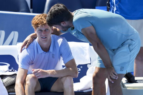 Tennis: Cincinnati Open Aug 18, 2025 Cincinnati, OH, USA Jannik Sinner ITA, left, talks with Carlos Alcaraz ESP after retiring from their match during the Cincinnati Open at the Lindner Family Tennis Center. Cincinnati Lindner Family Tennis Center OH USA, EDITORIAL USE ONLY PUBLICATIONxINxGERxSUIxAUTxONLY Copyright: xAaronxDosterx 20250818_add_db4_002