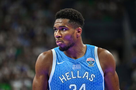 Bucks Coach Addresses Giannis Antetokounmpo’s Injury Concern Amid Lakers Trade Rumors