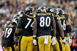 The Pittsburgh Steelers huddle during the game 28/9/2025