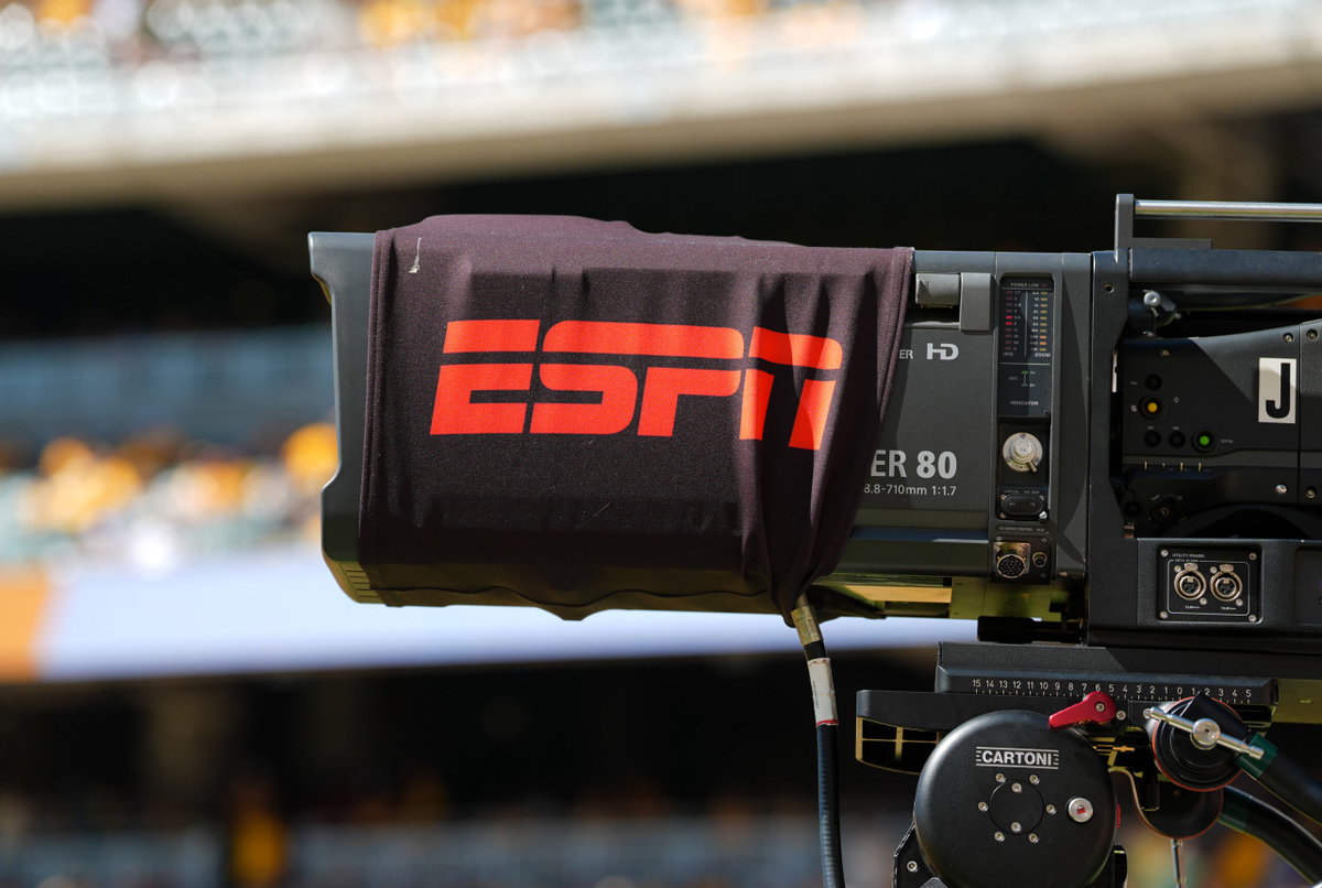 一名 ESPN 分析師在致命車禍中倖存後,因涉嫌幻想足球作弊而接受調查