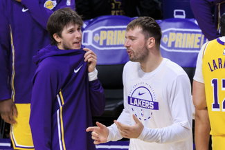 October 17, 2025, Los Angeles, California, USA: Austin Reaves 15 and Luka Doncic 77 of the Los Angeles Lakers have a conversation during a time out during their preseason NBA, Basketball Herren, USA game against the Sacramento Kings on Friday October 17, 2025 at Crypto.com Arena in Los Angeles, California. Lakers lose to Kings, 116-117. ARIANA RUIZ/PI Los Angeles USA - ZUMAp124 20251017_zaa_p124_087 Copyright: xArianaxRuizx