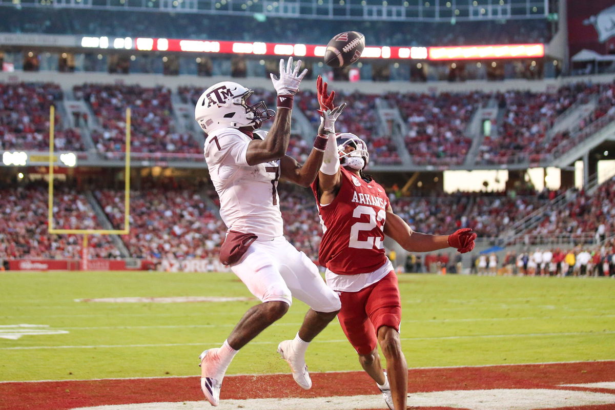 October 18, 2025: Arkansas defensive back Julian Neal 23 works to break up a pass intended for Texas A&M receiver KC Concepcion 7. Texas A&M defeated Arkansas 45-42 in Fayetteville, AR. /CSM Fayetteville USA - ZUMAcm9_ 20251018_faf_cm9_058 Copyright: xRicheyxMillerx