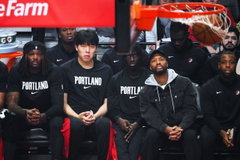 251106 -- PORTLAND, Nov. 6, 2025 -- Yang Hansen 2nd L of Portland Trail Blazers watches the 2025-2026 NBA, Basketball Herren, USA regular season match between Portland Trail Blazers and Oklahoma City Thunders in Portland, the United States, Nov. 5, 2025. SPU.S.-PORTLAND-BASKETBALL-NBA-TRAIL BLAZERS VS THUNDERS WuxXiaoling PUBLICATIONxNOTxINxCHN