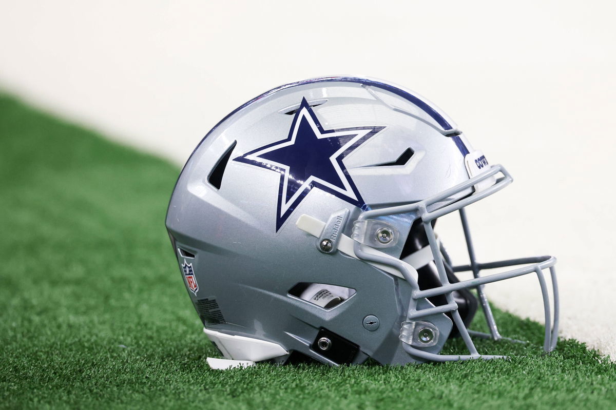 Two Cowboys Stars Sign Tenders