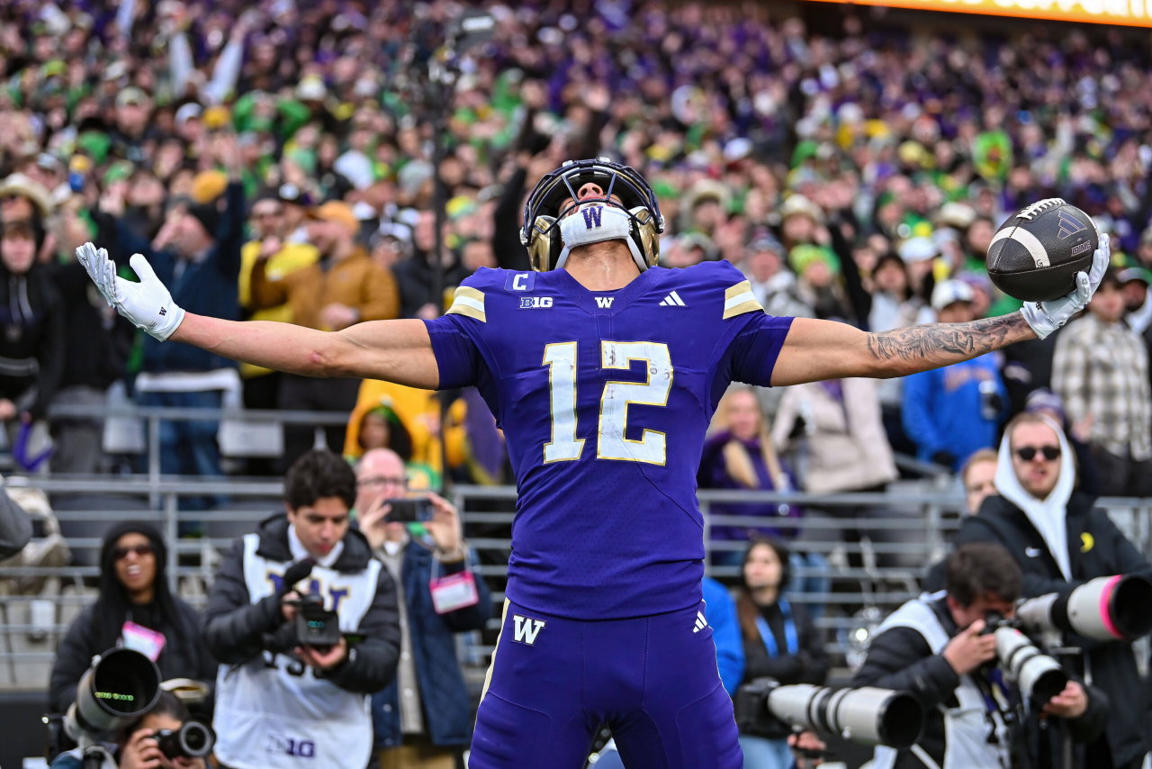 November 29, 2025: Washington Huskies Wide Receiver Denzel Boston 12 celebrates his second touchdown of the game during the 4th quarter of the NCAA, College League, USA Football game between the Oregon Ducks and Washington Huskies in Seattle WA. Oregon defeated Washington 26-14. / CSM Seattle United States - ZUMAc04_ 20251129_zma_c04_388 Copyright: xStevexFaberx