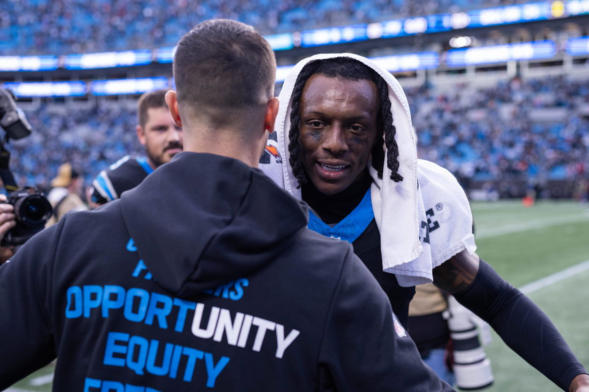 December 21, 2025: Carolina Panthers cornerback Jaycee Horn 8 hugs head coach Dave Canales after defeating Tampa Bay Buccaneers in the NFL, American Football Herren, USA matchup in Charlotte, NC. /CSM Charlotte United States - ZUMAc04_ 20251221_zma_c04_062 Copyright: xScottxKinserx