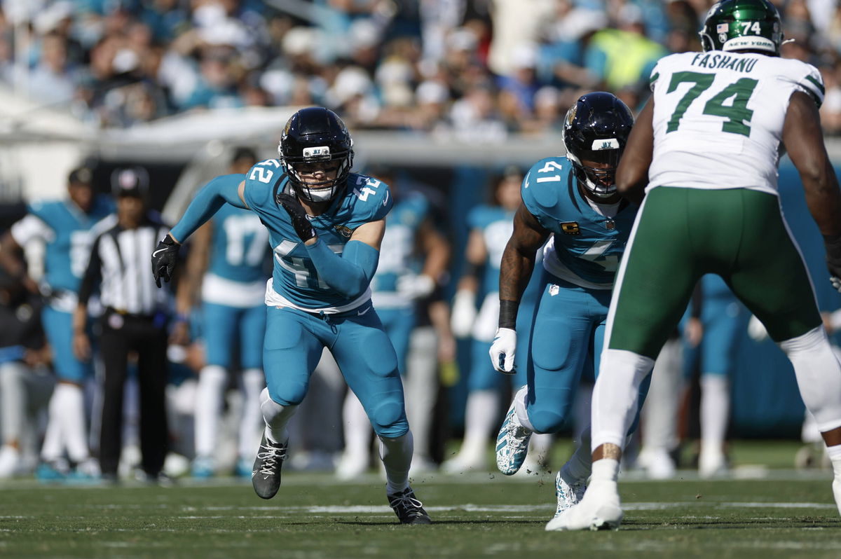 JACKSONVILLE, FL - DECEMBER 14: Jacksonville Jaguars safety Andrew Wingard 42 runs during the game between the Jacksonville Jaguars and the New York Jets on December 14, 2025 at EverBank Stadium in Jacksonville, Fl. Photo by David Rosenblum/Icon Sportswire NFL, American Football Herren, USA DEC 14 Jets at Jaguars EDITORIAL USE ONLY Icon251214527498