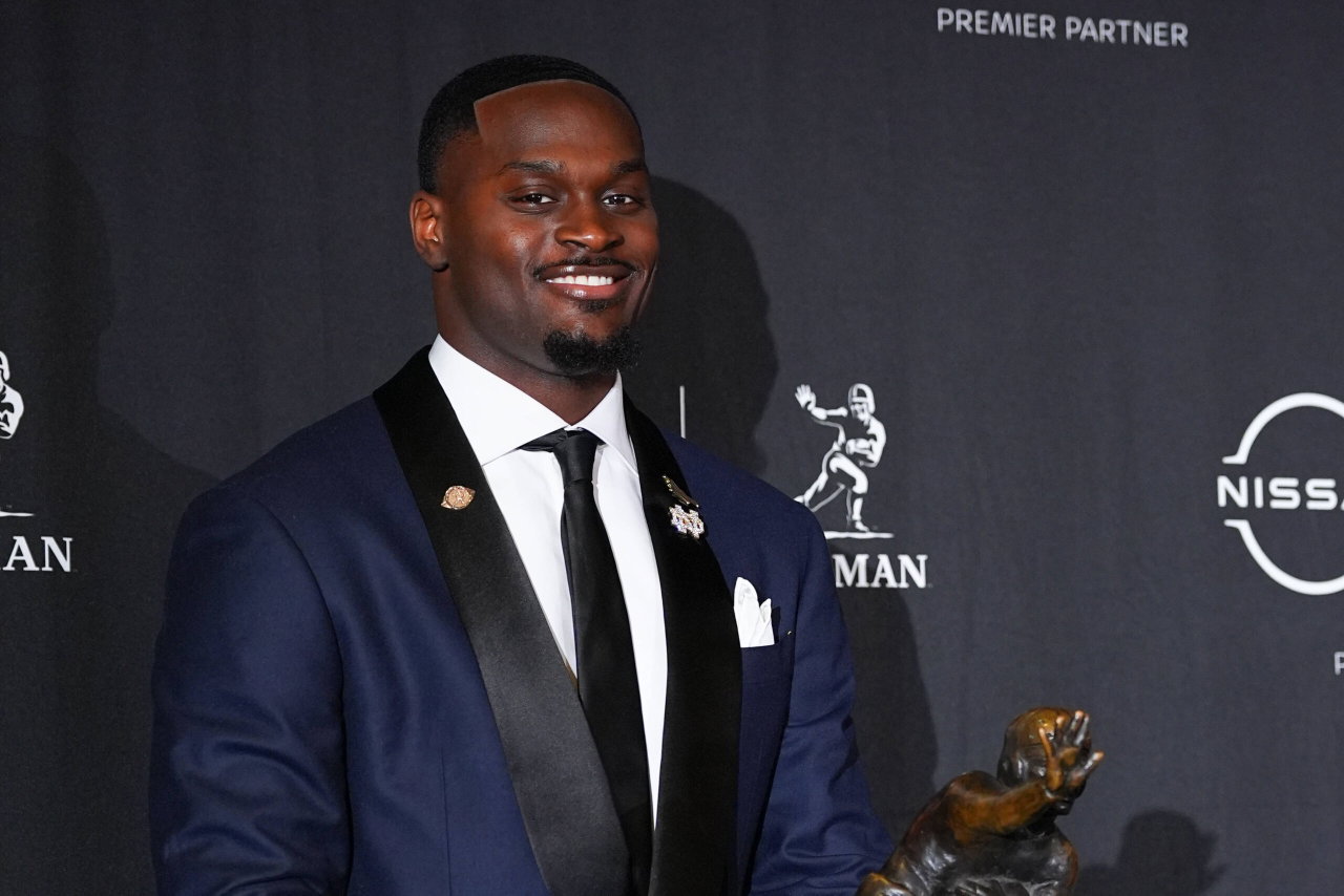 NEW YORK, NEW YORK - DECEMBER 13: Heisman Trophy candidate running back Jeremiyah Love of the Notre Dame Fighting Irish poses with the Trophy during a press conference, PK, Pressekonferenz before the 2025 Heisman Trophy Presentation at the Marriott Marquis Hotel on December 13, 2025 in New York City. Photo by Rich Graessle/Icon Sportswire COLLEGE FOOTBALL: DEC 13 Heisman Trophy Ceremony EDITORIAL USE ONLY Icon25121321777