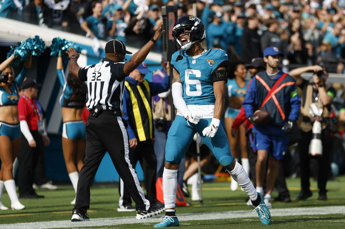 JACKSONVILLE, FL - JANUARY 11: Greg Newsome II 6 of the Jacksonville Jaguars reacts after a play during the AFC Wildcard Playoff game between the Jacksonville Jaguars and the Buffalo Bills on January 11, 2026 at EverBank Stadium in Jacksonville, Fl. Photo by David Rosenblum/Icon Sportswire NFL, American Football Herren, USA JAN 11 AFC Wildcard Bills at Jaguars EDITORIAL USE ONLY Icon260111544224