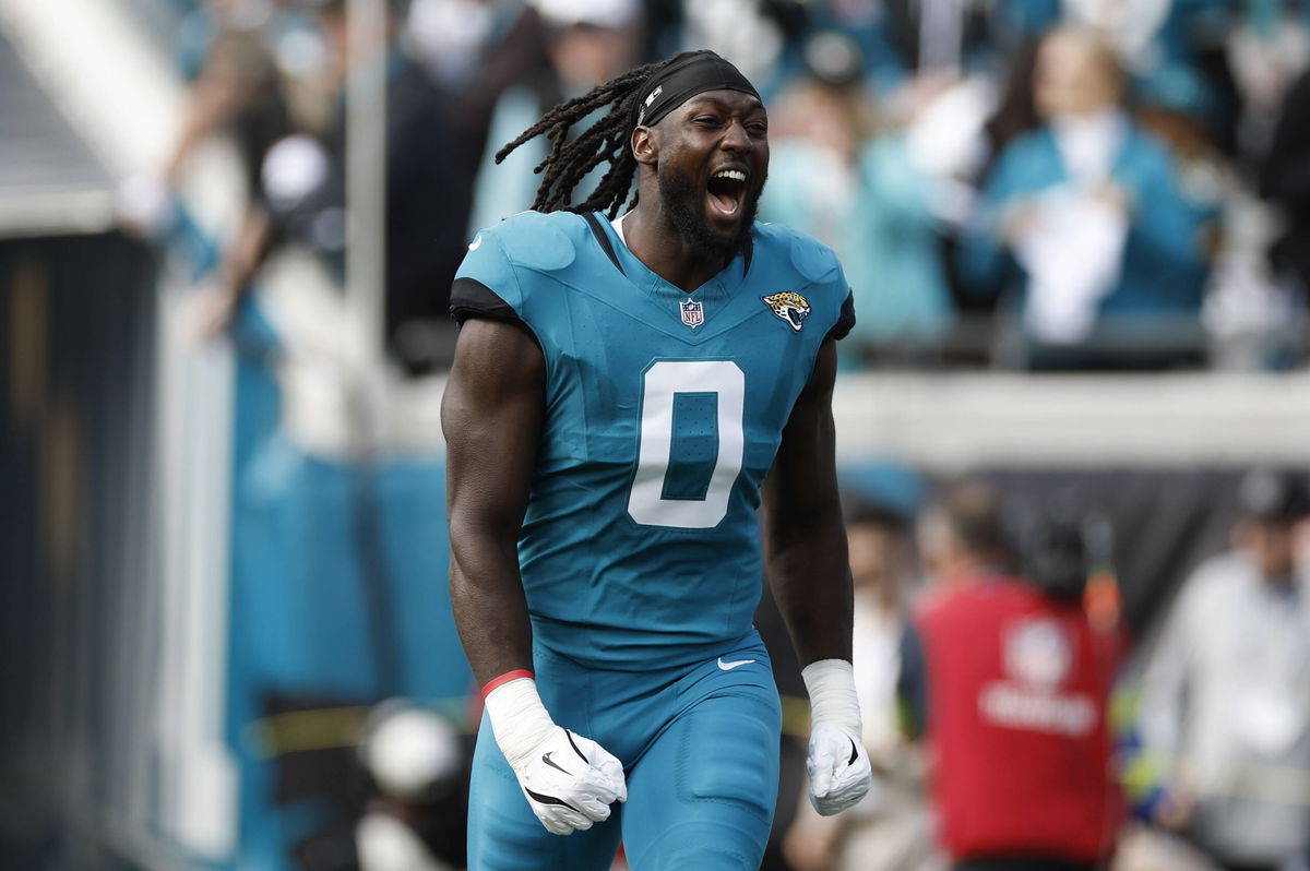 JACKSONVILLE, FL - JANUARY 11: Devin Lloyd 0 of the Jacksonville Jaguars runs out on the field before the AFC Wildcard Playoff game between the Jacksonville Jaguars and the Buffalo Bills on January 11, 2026 at EverBank Stadium in Jacksonville, Fl. Photo by David Rosenblum/Icon Sportswire NFL, American Football Herren, USA JAN 11 AFC Wildcard Bills at Jaguars EDITORIAL USE ONLY Icon260111543111