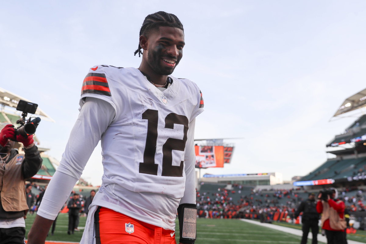 Browns Legend Blames “Non-Existent” Receivers & “Woeful” O-Line for Shedeur Sanders’ Struggles Amid QB Battle