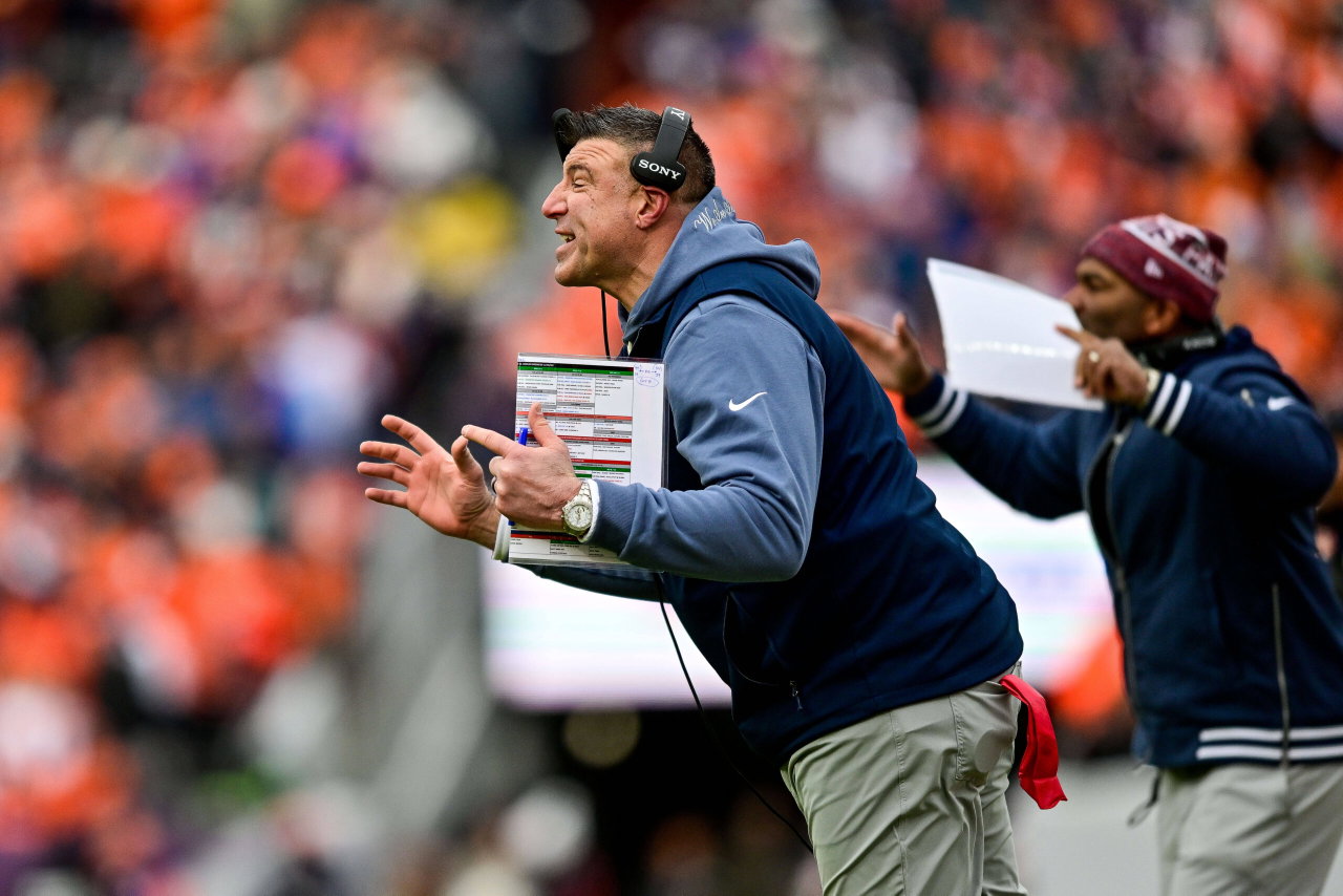 DENVER, CO - JANUARY 25: New England Patriots head coach Mike Vrabel yells to players in the first half of the AFC Championship Game against the Denver Broncos at Empower Field at Mile High on January 25, 2026 in Denver, Colorado. Photo by Dustin Bradford/Icon Sportswire NFL, American Football Herren, USA JAN 25 AFC Championship Game Patriots at Broncos EDITORIAL USE ONLY Icon132260125326