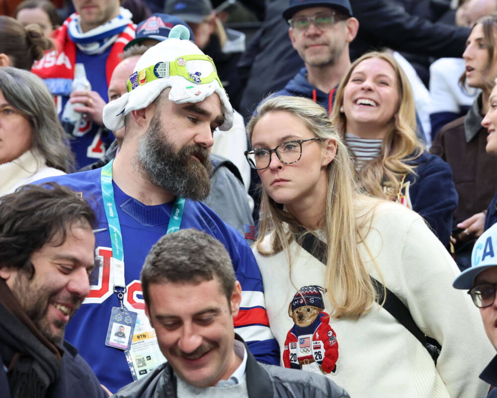 February 20, 2026, Milan, Lombardy, Italy: Jason Kelce and his wife Kylie were in attendance at the Team United States and Team Slovakia men s Ice hockey, Eishockey semifinal during the Milano Cortina 2026 Olympic Winter games, Winterspiele,Spiele, Summer games at Milano Santagiulia Ice Hockey Arena. Milan Italy - ZUMAm117 20260220_oly_m117_047 Copyright: xDavidxMcIntyrex