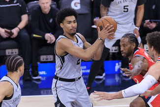 April 2, 2026, Inglewood, California, USA: Dylan Harper 2 of the San Antonio Spurs passes the ball during their regular season NBA, Basketball Herren, USA game against the Los Angeles Clippers on Thursday April 2, 2026 at Intuit Dome in Inglewood, California. Clippers lose to Spurs, 99-118. ARIANA RUIZ/PI Inglewood USA - ZUMAp124 20260402_zaa_p124_038 Copyright: xArianaxRuizx