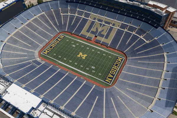 Luftaufnahme des ?Big House?, des Michigan Stadiums in Ann Arbor, zeigt das größte Stadion der USA und die Tradition der Wolverines